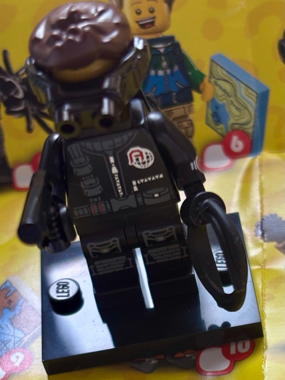 LEGO Series 16 "SPY" col16-14 with stand, pamphlet & accessories. LIKE NEW!
